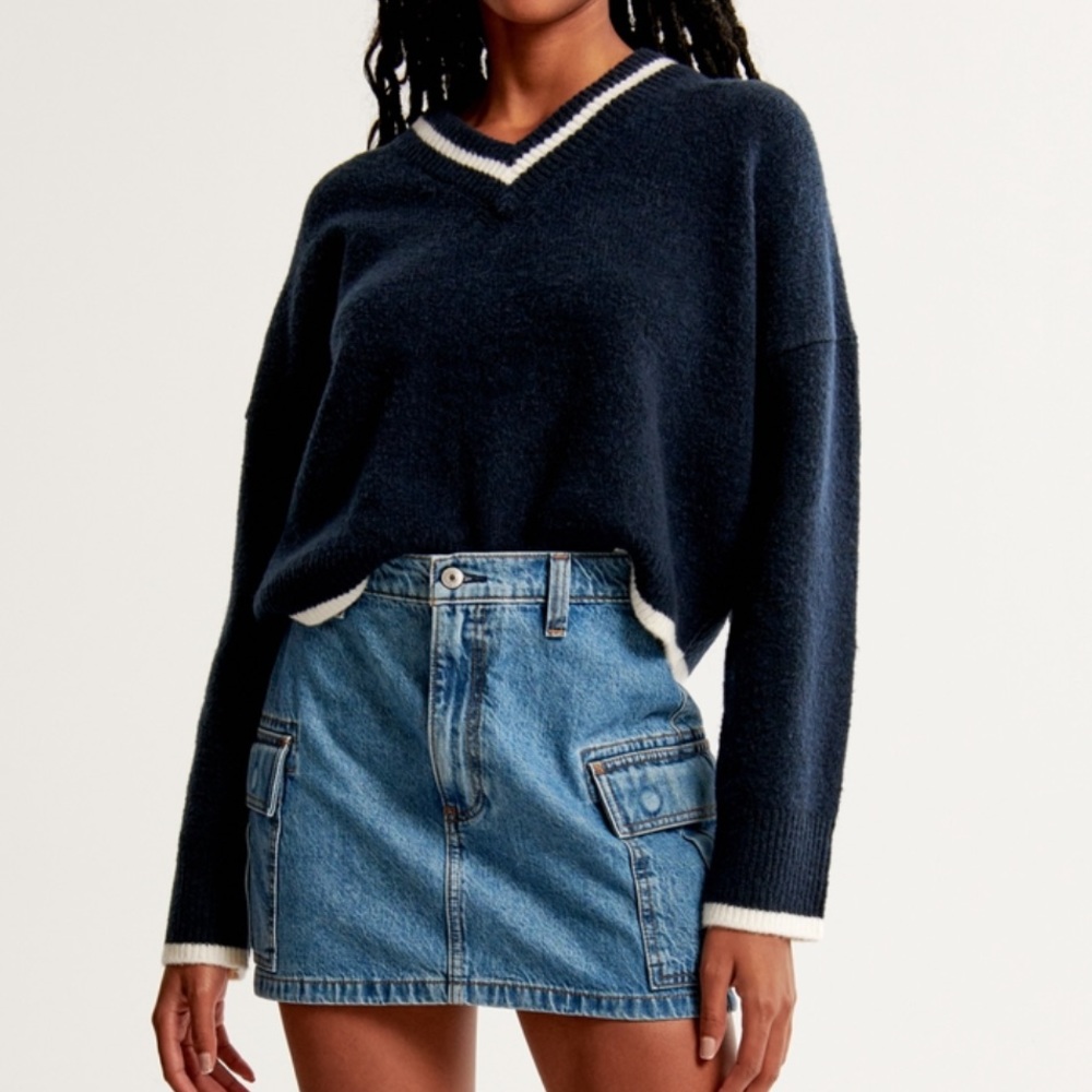 NWT Abercrombie wedge v neck sweater